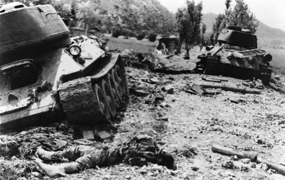 Thi thể một người lính Triều Tiên nằm gần chiếc xe tăng Liên Xô bị phá hủy sau một chiến khốc liệt ven sông Nakdong ngày 13/8/1950.