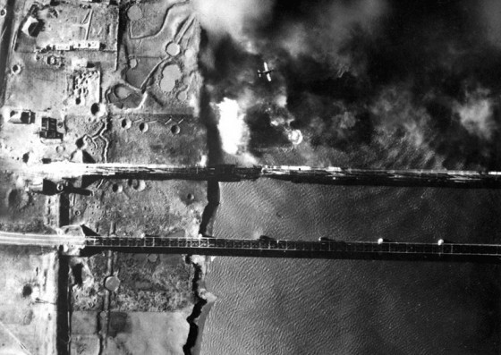 Máy bay ném bom AD-3 của Hải quân Mỹ đang rải quả bom nặng 900 kg tại Shinwooju và cây cầu đường bắc qua sông Yalu tháng 11/1950. Phía Bắc của cây cầu này là lãnh thổ do Triều Tiên kiểm soát.