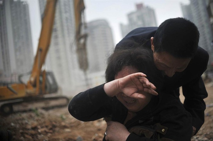 Huang Sufang khóc khi nhìn phần còn lại của ngôi nhà của mình sau khi bị phá dù nó không nằm trong vùng quy hoạch ở làng Yangji, Quảng Châu, Quảng Đông, Trung Quốc ngày 21/3.