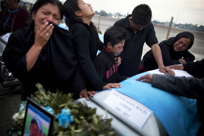 Thân nhân khóc bên cạnh quan tài của Jose Yovanny Bocel tại một căn cứ không quân ở thành phố Guatemala, Guatemala ngày 21/3. Đây là 1 trong 11 người di cư bị giết bởi các băng nhóm buôn bán ma túy tại San Fernando, Mexico tháng 8/2010 được hồi hương.