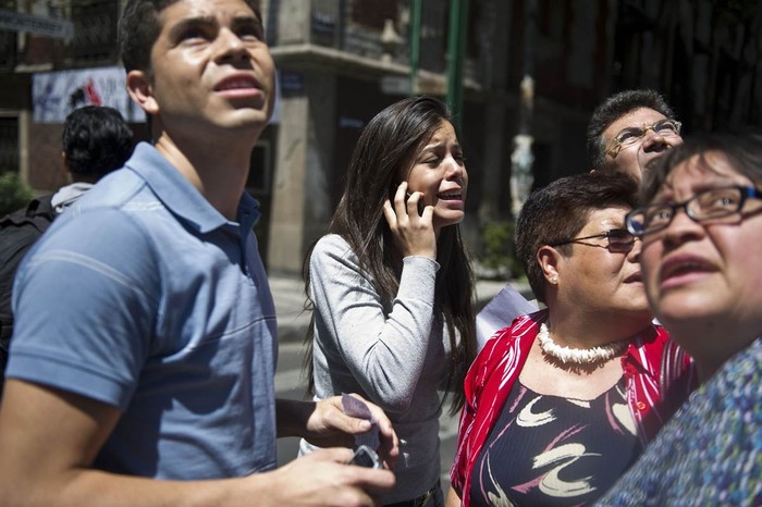 Người dân hoảng sợ bỏ chạy ra ngoài các tòa nhà khi động đất tấn công Mexico City ngày 20/3.