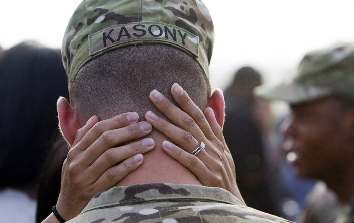 Trung úy Brendan Kasony tạm biệt vợ Joyce tại Virginia (Mỹ) ngày 20/3 lên đường tới Afghanistan làm nhiệm vụ 1 năm.