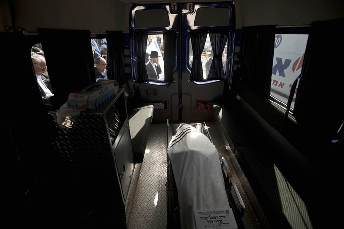 Thi thể của Rabbi Jonathan Sandler bên trong chiếc xe tang trong tang lễ của ông tại Jerusalem ngày 21/3. Ông Sandler và 3 người con bị bắn chết tại một trường học Do Thái ở Pháp. Kẻ xả súng, Mohammer Merah, đã tự sát trong cuộc đấu súng và sau hơn 1,5 ngày bị cảnh sát vây hãm hôm 22/3.