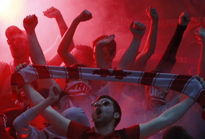 Fan hâm mộ của đội bóng Bayern Munich ăn mừng sau khi đội của họ đánh bại Hertha Berlin ở Berlin (Đức) ngày 17/3.