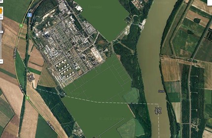 7. Nhà máy lọc dầu Szazhalombatta, Hungary được che phủ bằng màu xanh lá cây.