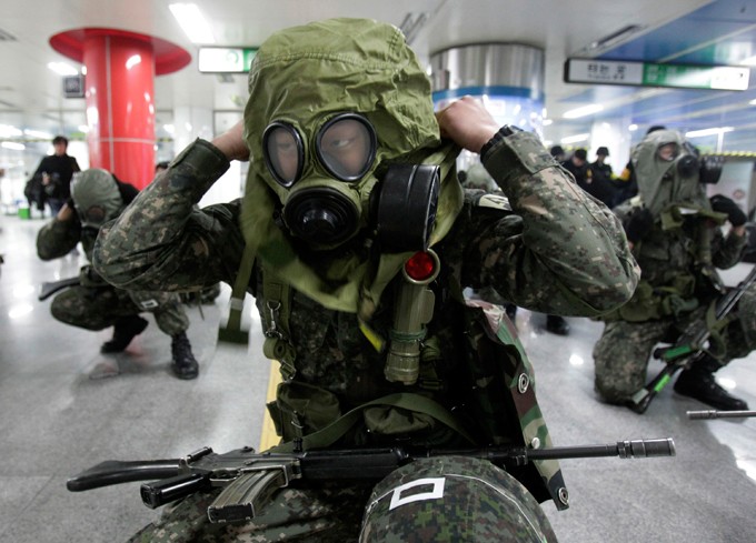 Tại Seoul, lực lượng an ninh Hàn Quốc tiếp tục tiến hành các cuộc diễn tập chống khủng bố chuẩn bị cho Hội nghị Thượng đỉnh An ninh Hạt nhân sẽ diễn ra vào ngày 26-27 tháng 3.
