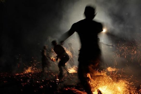 Người dân Bali nhảy múa bên cạnh đống lửa trên bãi biển vào đêm trước ngày Nyepi ở huyện Gianyar, Bali ngày 22/3.