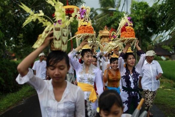 Phụ nữ Bali đội lễ trong nghi lễ Melasti tại huyện Gianyar ngày 21/3