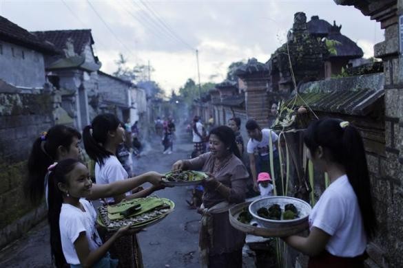 Người Bali tập trung trước cổng nhà chuẩn bị cho lễ năm mới Nyepi vào ngày 22/3