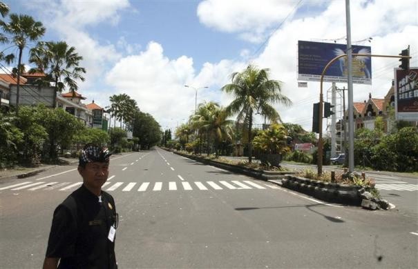 Cảnh sát đi tuần tra trên đường phố vắng teo trong "Ngày im lặng" tại Sanur, Bali ngày 23/3.