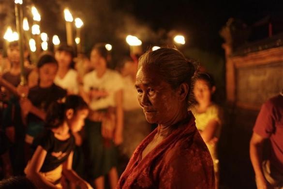 Một phụ nữ Bali cao tuổi tham gia một nghi lễ truyền thống vào đêm trước năm mới tại huyện Gianyar, Bali ngày 22/3.