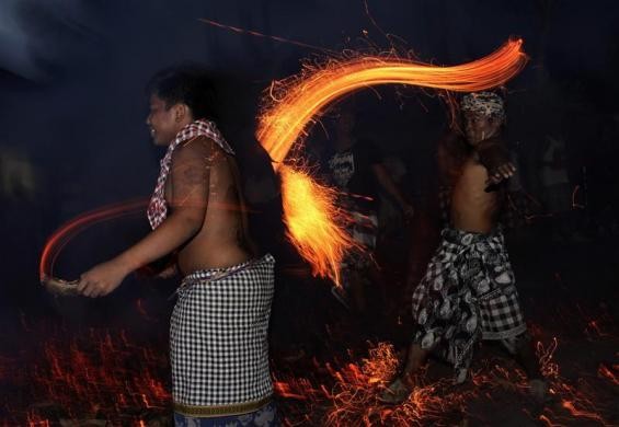 Nhảy múa với những bó đuốc trong nghi lễ ở huyện Gianyar, Bali ngày 22/3.