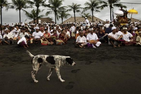 Người dân Bali ngồi trên bãi biển Labih tham gia nghi lễ Melasti trước lễ hội Nyepi tại huyện Gianyar, Bali ngày 21/3