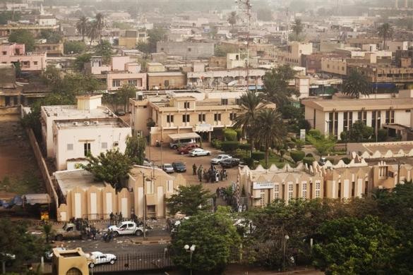 Binh sĩ Mali và lực lượng an ninh tập trung trước trụ sở đài phát thanh và truyền hình quôc gia sau khi tuyên bố đảo chính ở thủ đô Bamako ngày 22/3.
