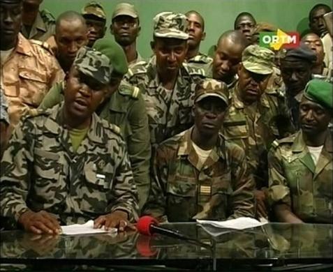 Các binh sĩ nổi dậy xuất hiện trên truyền hình quốc gia ORTM ở Bamako ngày 23/3.