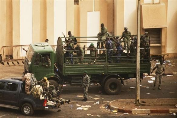 Binh sĩ Mali và lực lượng an ninh tập trung trước trụ sở đài phát thanh và truyền hình quôc gia sau khi tuyên bố đảo chính ở thủ đô Bamako ngày 22/3.