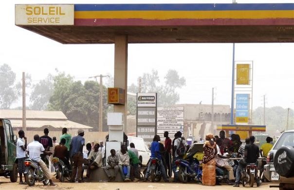 Người dân tập trung tại các trạm xăng dầu để mua nhiên liệu với gía đã lên cao gấp đôi so với 24 giờ trước đó tại thủ đô Bamako ngày 23/3. Giá bánh mỳ và nhiên liệu đều tăng cao do các binh sĩ nổi dậy tấn công các trạm xăng và các cửa hàng bán xe hơi.