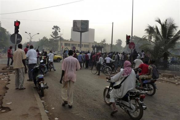 Người dân tập trung trên đường phố sau khi quân đội Mali tiến hành đảo chính ở thủ đô Bamako ngày 22/3.