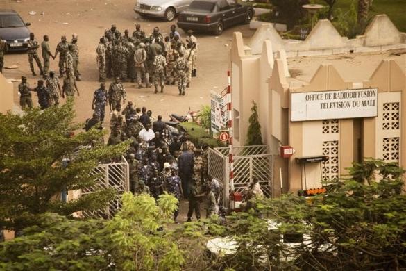 Binh sĩ Mali và các nhân viên an ninh tập trung bên ngoài trụ sở đài phát thanh và truyền hình quốc gia trong đêm ngày đảo chính, 22/3.