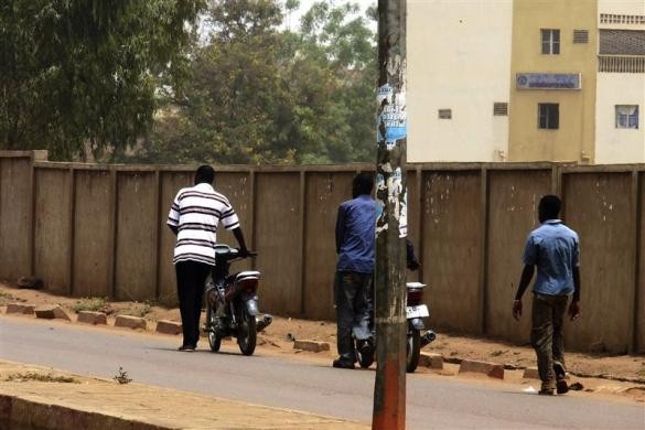 Người dân Bamako dắt xe đi mua nhiên liệu sau khi gía cả đã lên cao gấp đôi, ngày 23/3.