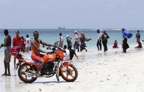 Cưỡi xe máy đi dạo trên bãi biển Lido