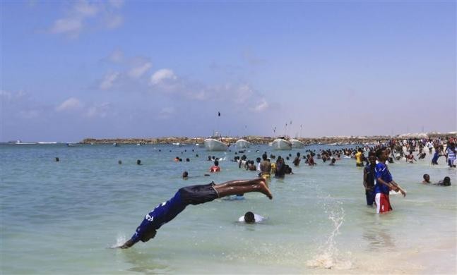 Người dân bơi lội ở biển Lido