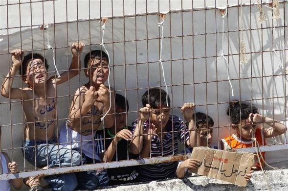 Những đứa trẻ Syria đang kêu la tại một trại tị nạn ở Altinozu, Hatay gần biên giới Thổ Nhĩ Kỳ ngày 17/6/2011.