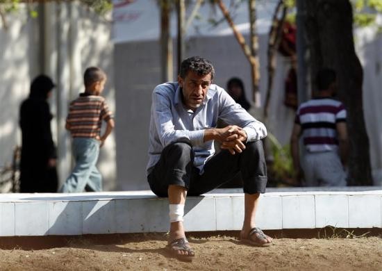 Một người đàn ông bị thương vì các cuộc xung đột trong nước ngồi trong một trại tị nạn ở thị trấn Yayladagi, tỉnh biên giới Hatay, Thổ Nhĩ Kỳ ngày 15/6/2011.