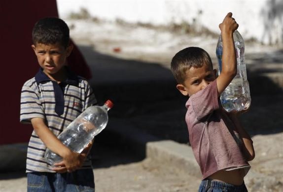Trẻ em lấy nước uống tại trại tị nạn ở Yayladagi, tỉnh biên giới Hatay, Thổ Nhĩ Kỳ ngày 23/6/2011
