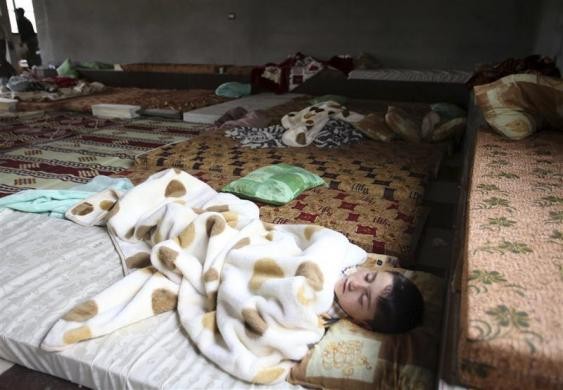 Một em bé Syria ngủ bên trong nhà thờ Hồi giáo tại làng Boqaya, Lebanon gần biên giới với Syria ngày 19/5/2011.