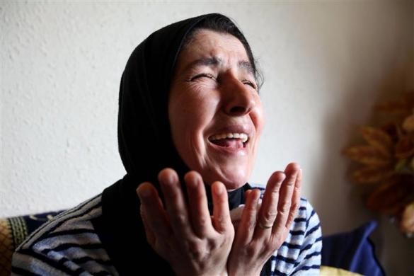 Rehab, người phụ nữ đang sống tại làng Debbabiyeh (Lebanon) khóc khi biết tin anh trai đã chết ở Tel Kelakh ngày 17/5/2011.