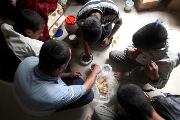 Bữa cơm của những người tị nạn Syria tại làng Doqaya, Lebanon ngày 19/5/2011.