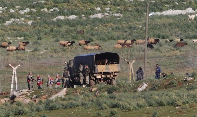 Binh sĩ Thổ Nhĩ Kỳ bảo vệ những người tị nạn đang chờ được vượt biên gần thị trấn Rayhanli, tỉnh Hatay ngày 16/3/2012.