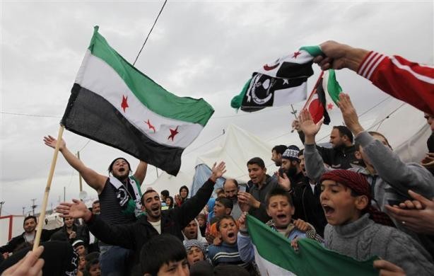 Người tị nạn hô khẩu hiệu phản đối Tổng thống Syria Bashar al-Assad tại trại tị nạn Boyuyogun, tỉnh Hatay ngày 16/3/2012.