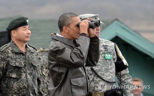 Đi cùng với ông Obama còn có Tham mưu trưởng Quân đội Hàn Quốc - tướng Jung Seung-jo (trái).