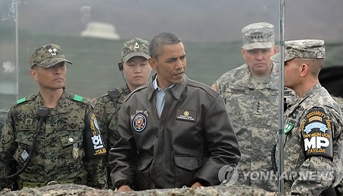 Trong khuôn khổ chuyến thăm, ông Obama đã có cuộc gặp gỡ và trò chuyện cùng các binh sĩ Mỹ-Hàn đang làm nhiệm vụ tại đây.