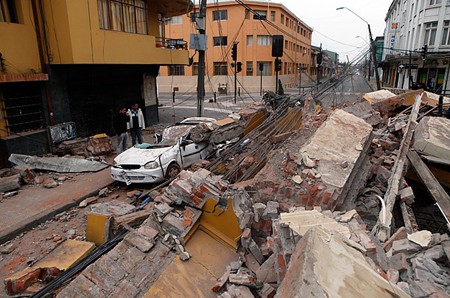 Cảnh tượng đổ nát tại thành phố Concepcion, Chile do trận động đất ngày 27/2/2010. Ảnh: AP.