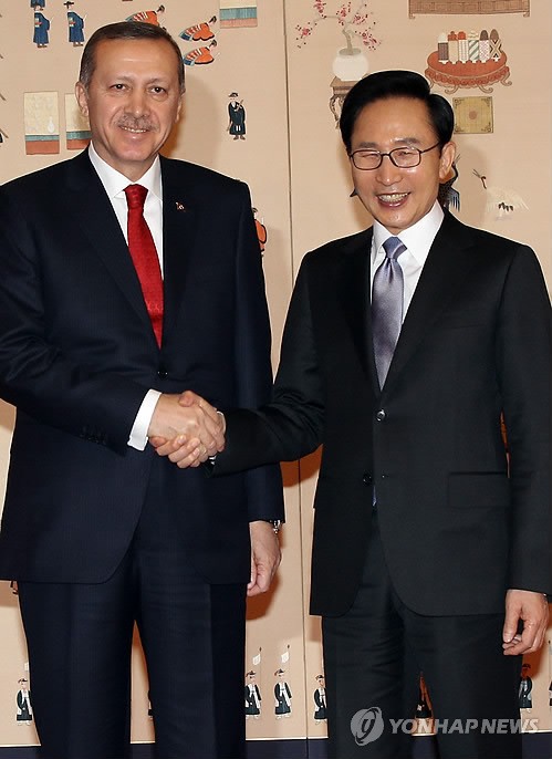Tổng thống Hàn Quốc Lee Myung-bak (phải) đón Thủ tướng Thổ Nhĩ Kỳ Recep Tayyip Erdogan tại văn phòng tổng thống Cheong Wa Dae ở Seoul vào ngày 25/3/2012.