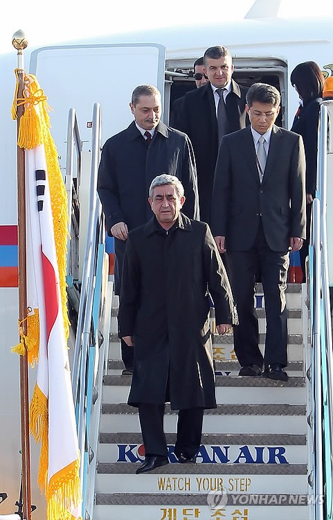 Tổng thống Armenia Serzh Sargsyan đến tại sân bay Gimpo, phía tây Seoul ngày 26/3