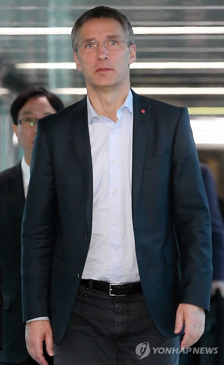 Thủ tướng Na Uy Jens Stoltenberg đến sân bay Incheon ngày 26/3