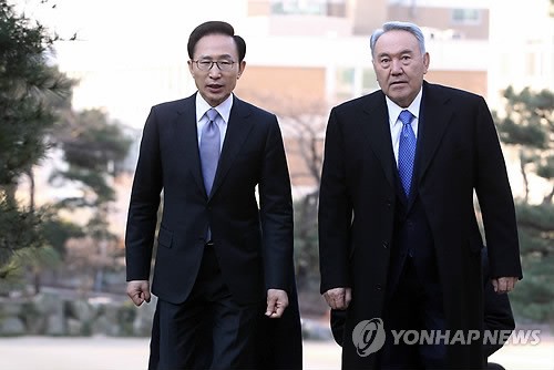 Tổng thống Hàn Quốc Lee Myung-bak (trái) và Tổng thống Kazakhstan Nursultan Nazarbayev