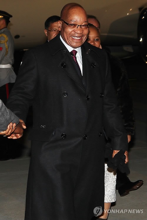 Tổng thống Nam Phi Jacob Zuma tại sân bay quốc tế Incheon ngày 25/3