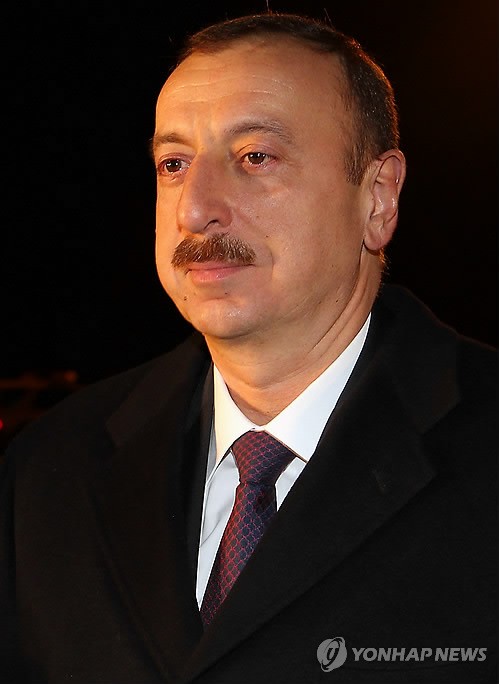 Tổng thống Azerbaijan Ilham Aliyev đến sân bay quốc tế Gimpo ngày 25/3