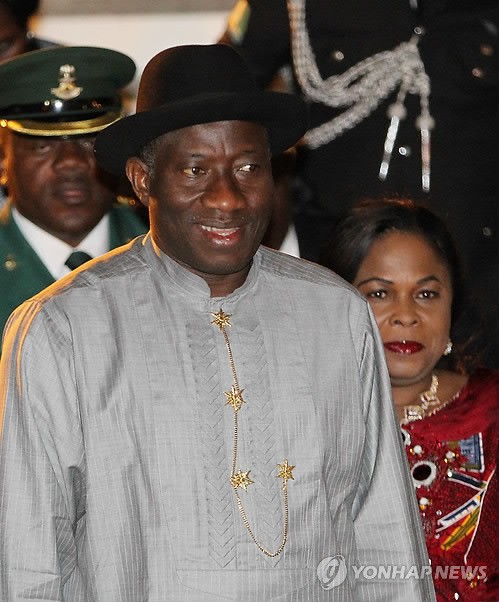 Tổng thống Nigeria Goodluck Jonathan đến sân bay quốc tế Gimpo, phía tây Seoul ngày 25/3