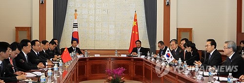 Tổng thống Hàn Quốc Lee Myung-bak (thứ 2 từ phải qua) và Chủ tịch Trung Quốc Hồ Cẩm Đào (thứ 3 từ trái sang) trong cuộc hội đàm tại văn phòng tổng thống Cheong Wa Dae ở Seoul vào ngày 26/3/2012