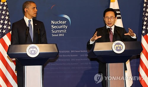 Tổng thống Hàn Quốc Lee Myung-bak (phải) và Tổng thống Mỹ Barack Obama trong cuộc họp báo ngày 25/3 tại Seoul.