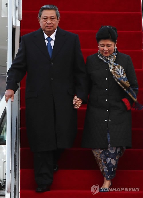 Tổng thống Indonesia Susilo Bambang Yudhoyono và phu nhân Ani Yudhoyono đến sân bay Seoul ở Seongnam, phía nam Seoul ngày 25/3