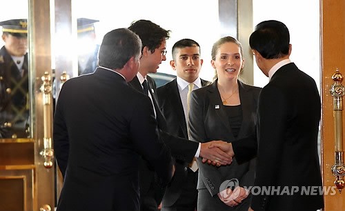 Tổng thống Hàn Quốc Lee Myung-bak (phải) chào đón công chúa Jordan Rajaa tại văn phòng tổng thống Cheong Wa Dae ở Seoul vào ngày 25/3. Công chúa đi cùng cha Vua Abdullah II