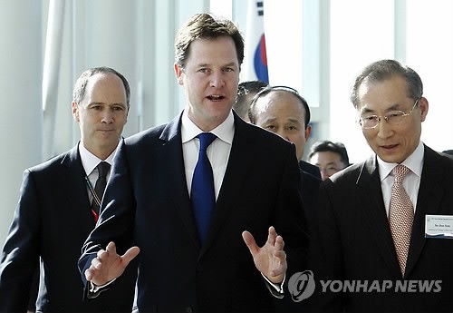 Phó Thủ tướng Anh Nick Clegg (giữa) đến sân bay quốc tế Incheon ngày 25/3