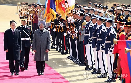 Thủ tướng Ấn Độ Manmohan Singh (phải) đi cạnh Tổng thống Hàn Quốc Lee Myung-bak trong lễ tiếp đón trọng thể tại Seoul
